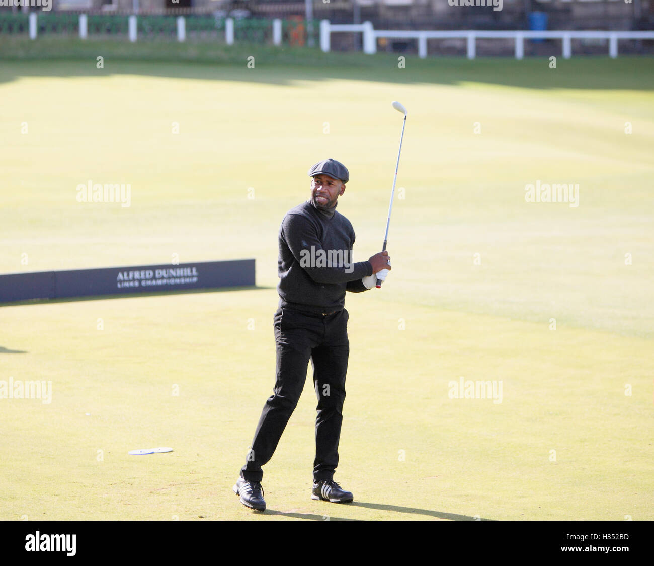 Schottland, Großbritannien. 4. Oktober 2016. DJ Spoony abschlägt Praxis Dunhill Cup St Andrews Credit: Derek Allan/Alamy Live News Stockfoto