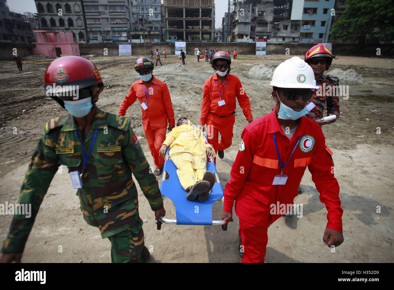 Dhaka, Bangladesch. 4. Oktober 2016. Rettungskräfte tragen ein Opfer während eines Erdbebens Rettung Drill in Dhaka, Bangladesch, 4. Oktober 2016. Die Disaster Response Übung und den Austausch, die gemeinhin als DREE bekannt ist, konzentriert sich hauptsächlich auf Erdbeben Reaktion. Das Desaster Management Ministerium, Armed Forces Division von Bangladesch und Armee Pazifik organisieren gemeinsam diese Übung. Bildnachweis: Suvra Kanti Das/ZUMA Draht/Alamy Live-Nachrichten Stockfoto