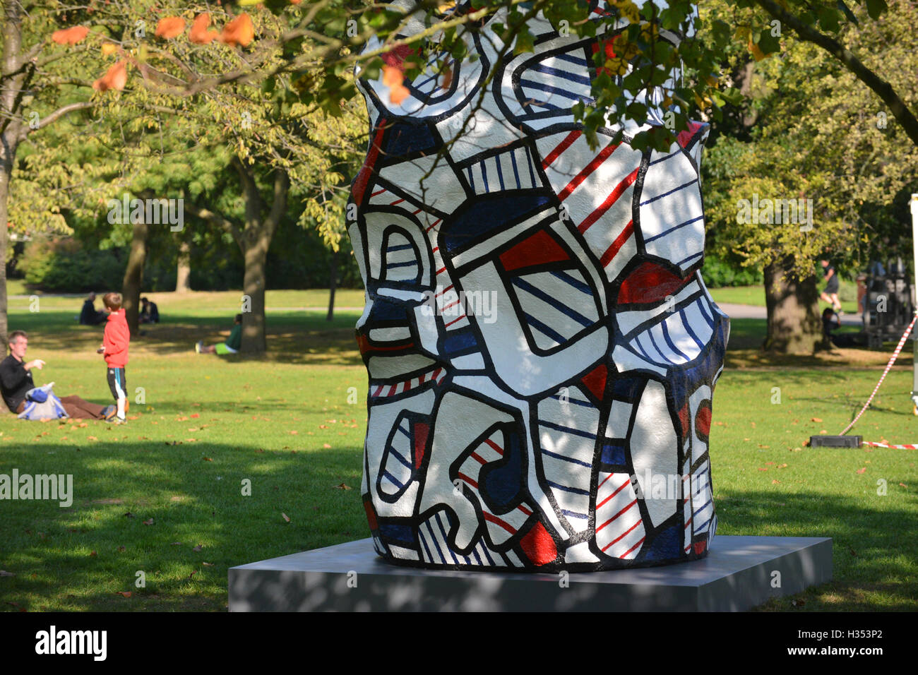 Regents Park, London, UK. 4. Oktober 2016. Jean Dubuffet-Tour Aux Recits, 1973. Skulpturen in der Fries-Kunst-Skulpturenpark im Regents Park. Bildnachweis: Matthew Chattle/Alamy Live-Nachrichten Stockfoto