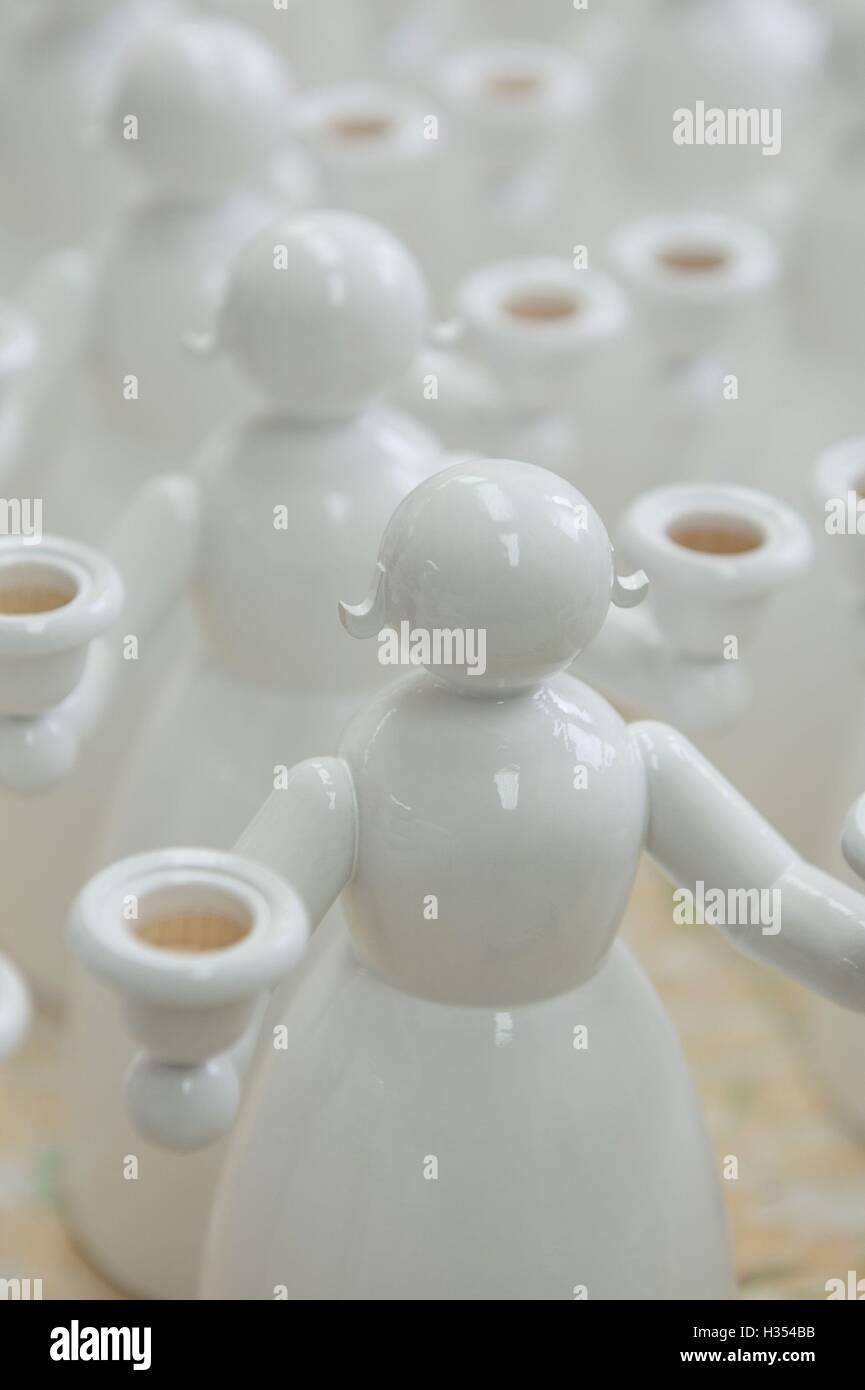 Nhainichen, Deutschland. 20. Sep, 2016. Zahlreiche "light Engel" lackiert in weiß gesehen in den Räumlichkeiten des Familienunternehmens Wendt & Kuehn in nhainichen, Deutschland, 20. September 2016. Das deutsche Unternehmen stellt handgefertigte kleine hölzerne Kunstwerke seit 1915 her. Seit 2014 wurden Figuren, hergestellt von der Firma auf dem Display in verschiedenen Städten wie St. Petersburg, Moskau und Shanghai im Rahmen einer Welttournee "Handmade in Germany." Die nächste Station wird Peking, China, vom 21. bis 30. Oktober 2016 sein. Foto: Sebastian Kahnert/Dpa/Alamy Live News Stockfoto