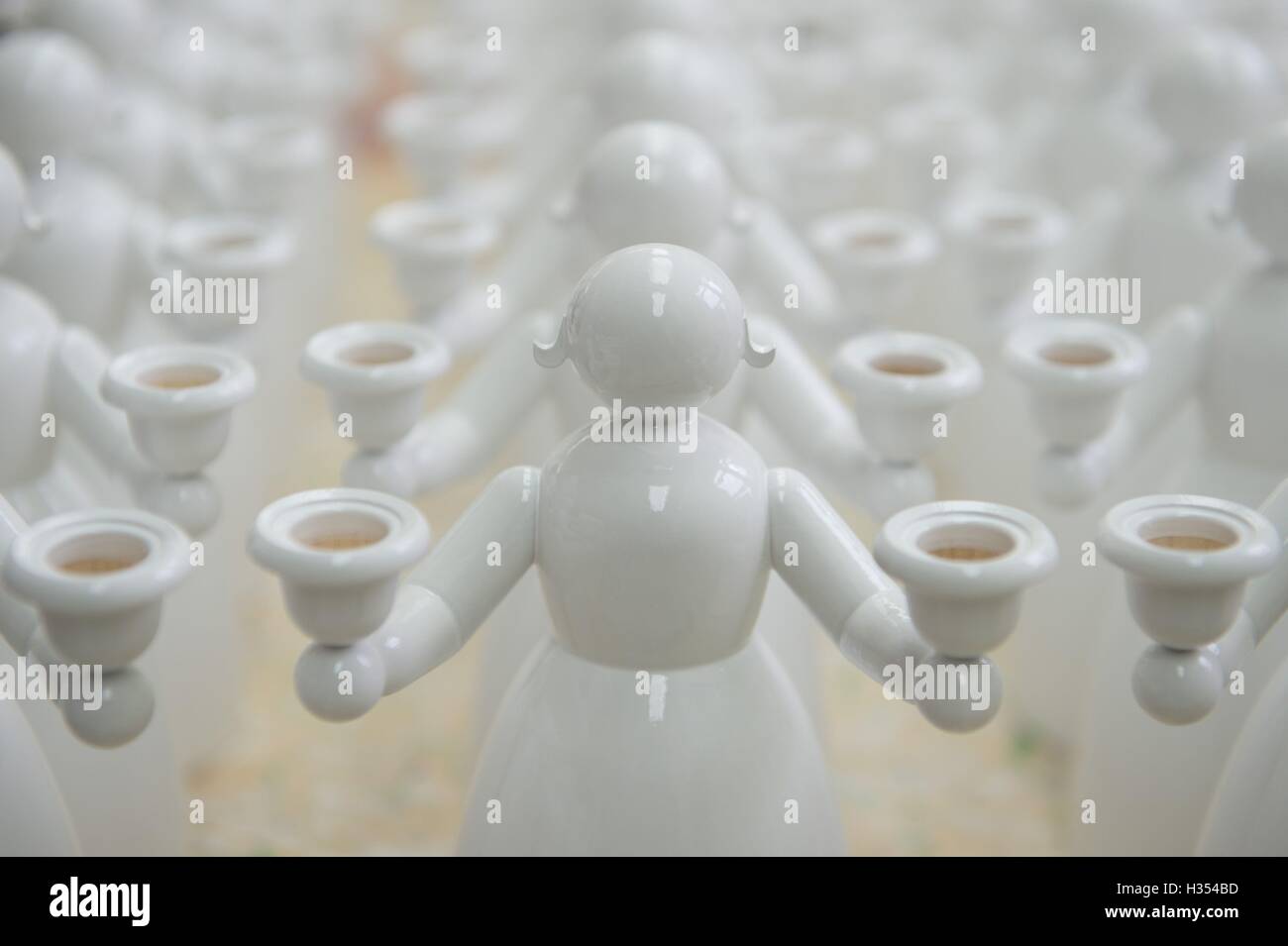 Nhainichen, Deutschland. 20. Sep, 2016. Zahlreiche "light Engel" lackiert in weiß gesehen in den Räumlichkeiten des Familienunternehmens Wendt & Kuehn in nhainichen, Deutschland, 20. September 2016. Das deutsche Unternehmen stellt handgefertigte kleine hölzerne Kunstwerke seit 1915 her. Seit 2014 wurden Figuren, hergestellt von der Firma auf dem Display in verschiedenen Städten wie St. Petersburg, Moskau und Shanghai im Rahmen einer Welttournee "Handmade in Germany." Die nächste Station wird Peking, China, vom 21. bis 30. Oktober 2016 sein. Foto: Sebastian Kahnert/Dpa/Alamy Live News Stockfoto