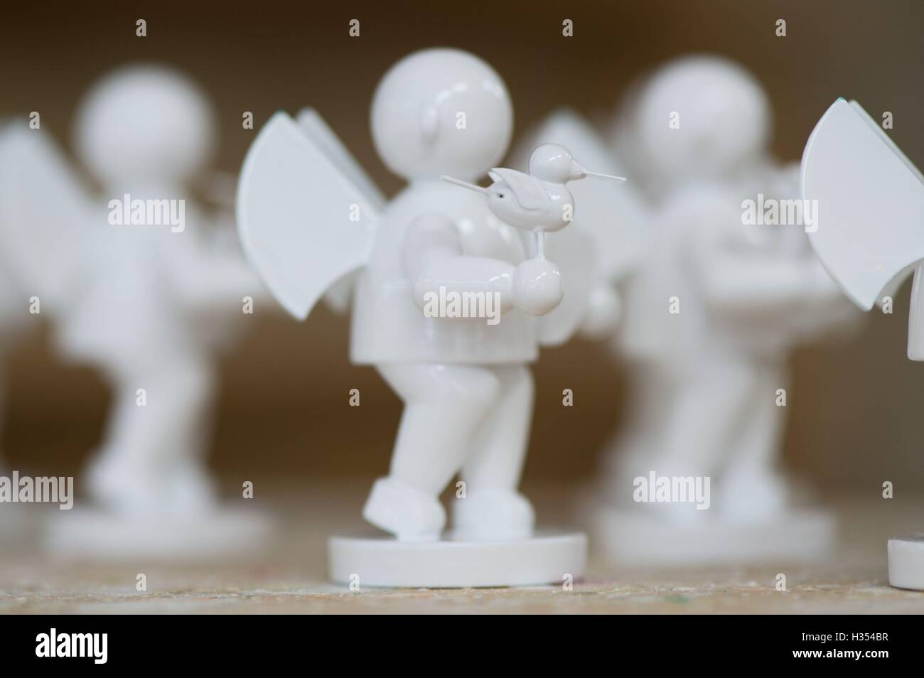 Nhainichen, Deutschland. 20. Sep, 2016. Malte Engel Figuren gesehen in den Räumlichkeiten des Familienunternehmens Wendt & Kuehn in nhainichen, Deutschland, 20. September 2016. Das deutsche Unternehmen stellt handgefertigte kleine hölzerne Kunstwerke seit 1915 her. Seit 2014 wurden Figuren, hergestellt von der Firma auf dem Display in verschiedenen Städten wie St. Petersburg, Moskau und Shanghai im Rahmen einer Welttournee "Handmade in Germany." Die nächste Station wird Peking, China, vom 21. bis 30. Oktober 2016 sein. Foto: Sebastian Kahnert/Dpa/Alamy Live News Stockfoto