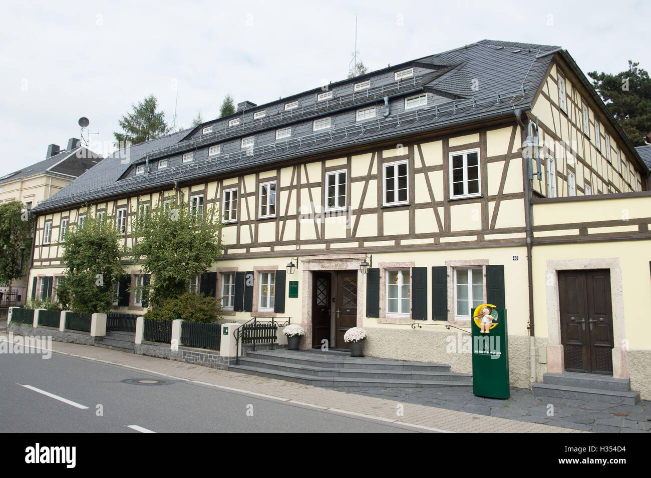 Nhainichen, Deutschland. 20. Sep, 2016. Der Hauptsitz des Familienunternehmens Wendt & Kuehn in nhainichen, Deutschland, 20. September 2016. Das deutsche Unternehmen stellt handgefertigte kleine hölzerne Kunstwerke seit 1915 her. Seit 2014 wurden Figuren, hergestellt von der Firma auf dem Display in verschiedenen Städten wie St. Petersburg, Moskau und Shanghai im Rahmen einer Welttournee "Handmade in Germany." Die nächste Station wird Peking, China, vom 21. bis 30. Oktober 2016 sein. Foto: Sebastian Kahnert/Dpa/Alamy Live News Stockfoto