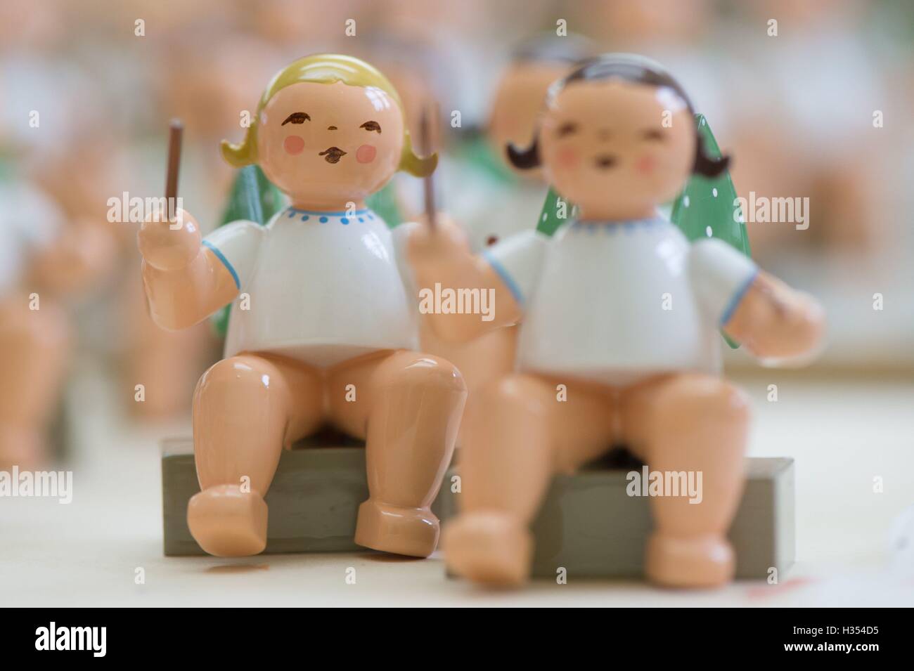 Nhainichen, Deutschland. 20. Sep, 2016. Engelsfiguren gesehen in den Räumlichkeiten des Familienunternehmens Wendt & Kuehn in nhainichen, Deutschland, 20. September 2016. Das deutsche Unternehmen stellt handgefertigte kleine hölzerne Kunstwerke seit 1915 her. Seit 2014 wurden Figuren, hergestellt von der Firma auf dem Display in verschiedenen Städten wie St. Petersburg, Moskau und Shanghai im Rahmen einer Welttournee "Handmade in Germany." Die nächste Station wird Peking, China, vom 21. bis 30. Oktober 2016 sein. Foto: Sebastian Kahnert/Dpa/Alamy Live News Stockfoto