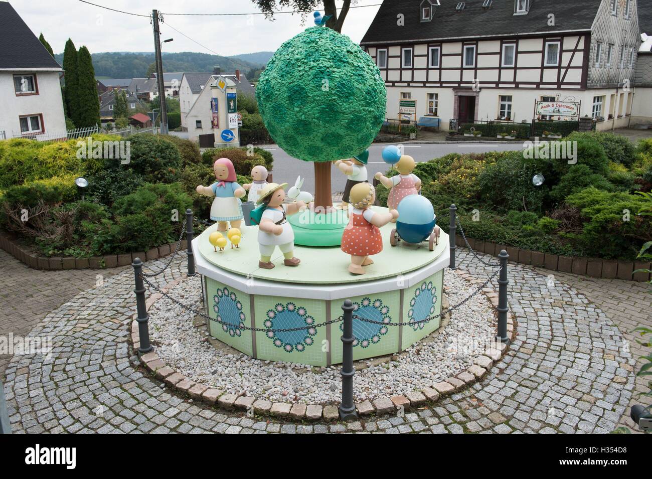 Nhainichen, Deutschland. 20. Sep, 2016. Ein Outdoor-Spieluhr mit charakteristischen Kinderfiguren von Familienunternehmen Wendt & Kuehn in nhainichen, Deutschland, 20. September 2016. Das deutsche Unternehmen stellt handgefertigte kleine hölzerne Kunstwerke seit 1915 her. Seit 2014 wurden Figuren, hergestellt von der Firma auf dem Display in verschiedenen Städten wie St. Petersburg, Moskau und Shanghai im Rahmen einer Welttournee "Handmade in Germany." Die nächste Station wird Peking, China, vom 21. bis 30. Oktober 2016 sein. Foto: Sebastian Kahnert/Dpa/Alamy Live News Stockfoto