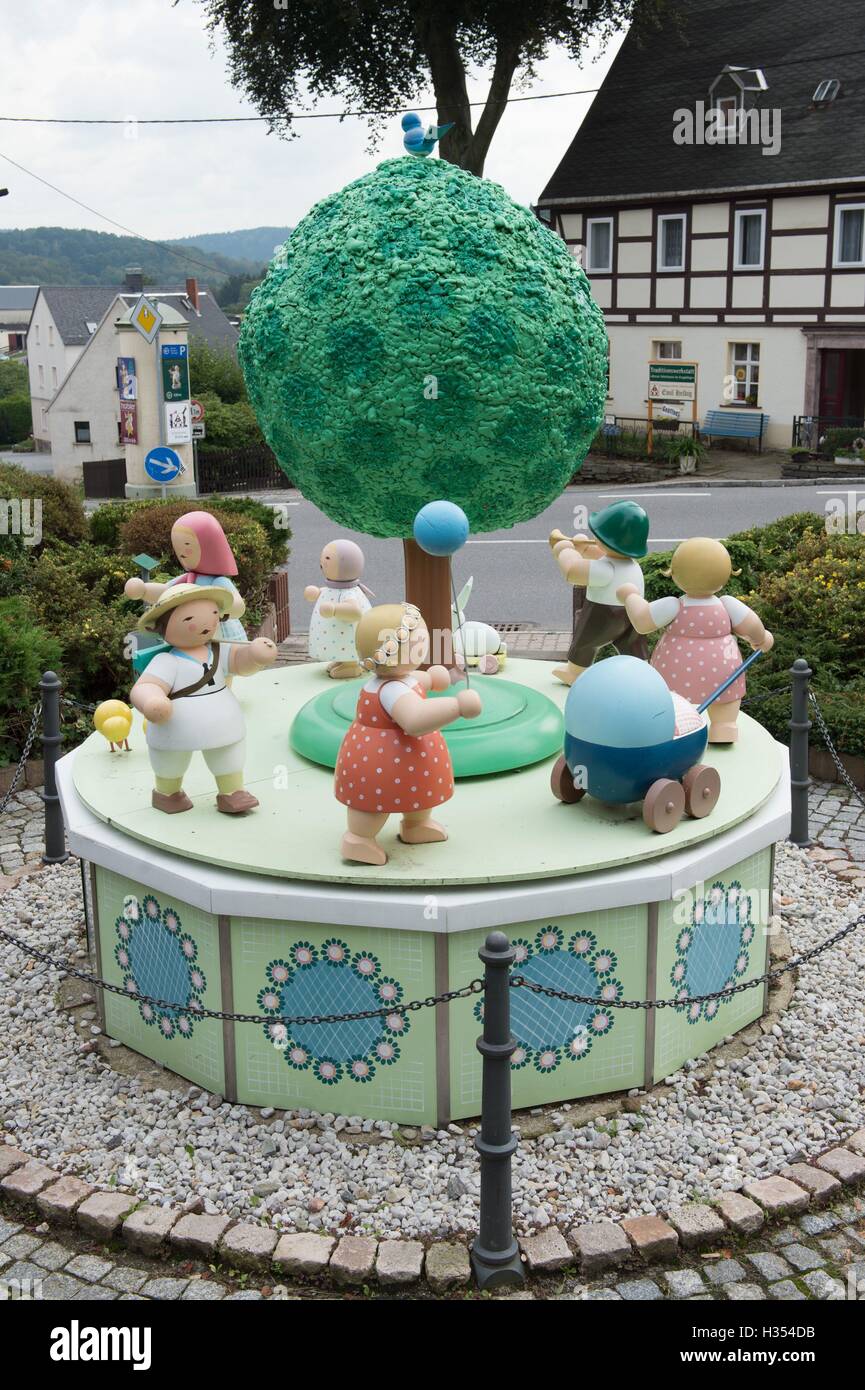 Nhainichen, Deutschland. 20. Sep, 2016. Ein Outdoor-Spieluhr mit charakteristischen Kinderfiguren von Familienunternehmen Wendt & Kuehn in nhainichen, Deutschland, 20. September 2016. Das deutsche Unternehmen stellt handgefertigte kleine hölzerne Kunstwerke seit 1915 her. Seit 2014 wurden Figuren, hergestellt von der Firma auf dem Display in verschiedenen Städten wie St. Petersburg, Moskau und Shanghai im Rahmen einer Welttournee "Handmade in Germany." Die nächste Station wird Peking, China, vom 21. bis 30. Oktober 2016 sein. Foto: Sebastian Kahnert/Dpa/Alamy Live News Stockfoto