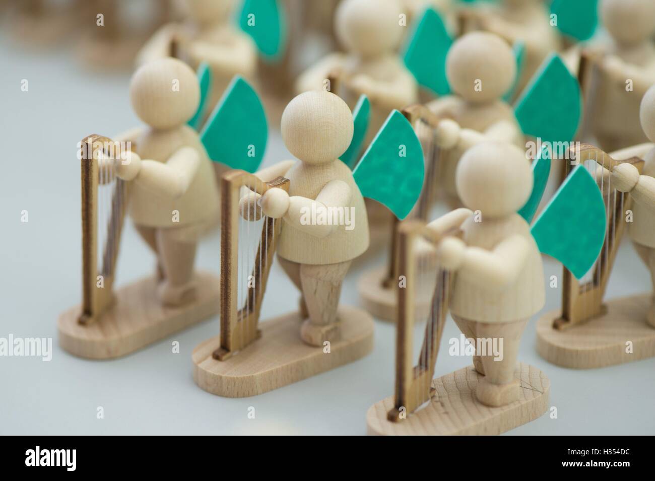 Nhainichen, Deutschland. 20. Sep, 2016. Engelsfiguren mit Harfen gesehen in den Räumlichkeiten des Familienunternehmens Wendt & Kuehn in nhainichen, Deutschland, 20. September 2016. Das deutsche Unternehmen stellt handgefertigte kleine hölzerne Kunstwerke seit 1915 her. Seit 2014 wurden Figuren, hergestellt von der Firma auf dem Display in verschiedenen Städten wie St. Petersburg, Moskau und Shanghai im Rahmen einer Welttournee "Handmade in Germany." Die nächste Station wird Peking, China, vom 21. bis 30. Oktober 2016 sein. Foto: Sebastian Kahnert/Dpa/Alamy Live News Stockfoto