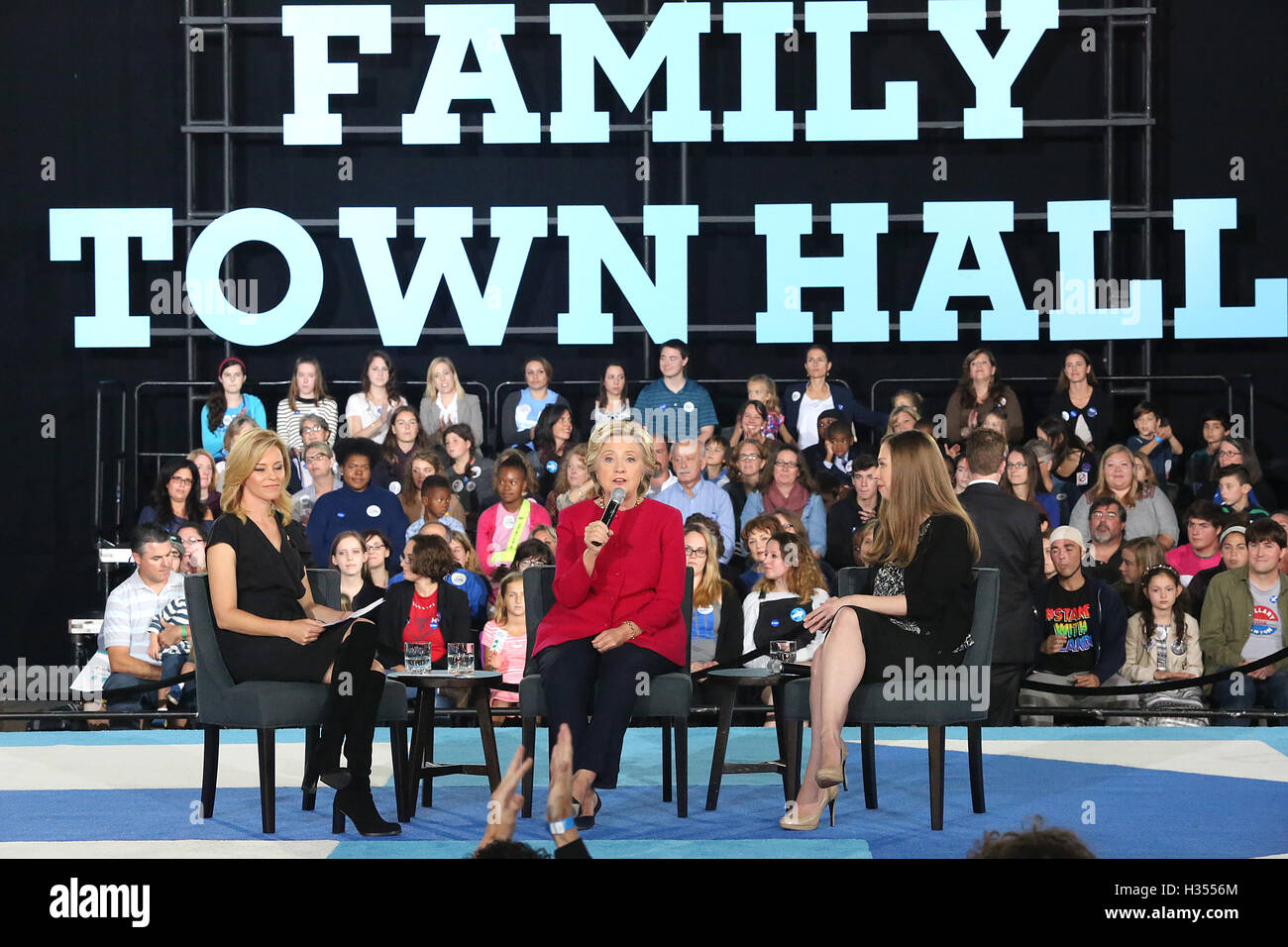 Haverford, PA, USA. 4. Oktober 2016. Chelsea Clinton, Hillary Clinton und Schauspielerin Elizabeth Banks abgebildet ein Gespräch mit Familien über ihre Agenda für Kinder und Familien zu unterstützen und schaffen eine Wirtschaft, die für alle am Haverford Comm funktioniert Stockfoto