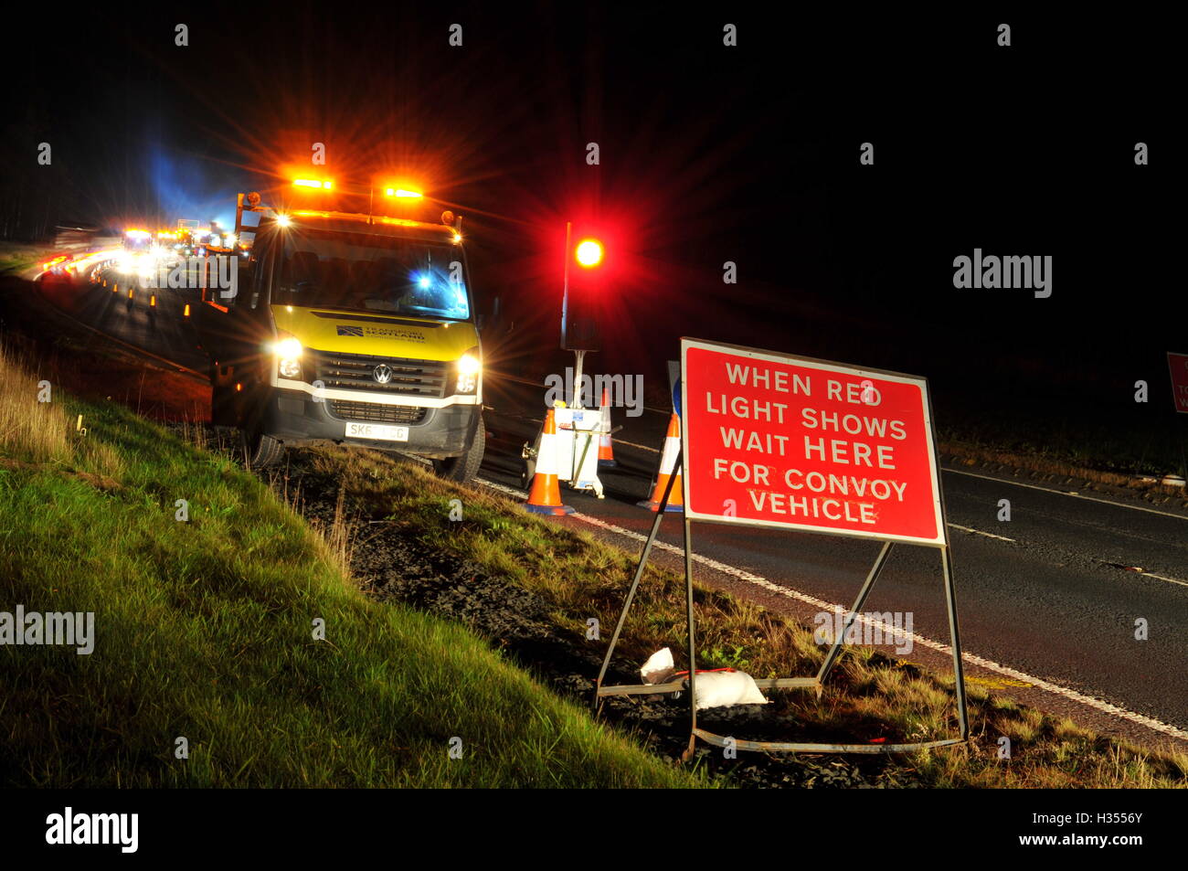 A9, Dunkeld, Schottland, Großbritannien. 4. Oktober 2016. Über Nacht Straßenbauarbeiten beginnen an der A9 nördlich von Dunkeld im Rahmen eines £285.000 resurfacing-Projektes, das 9 Tage in Anspruch nehmen wird. Perthshire Schottland, Großbritannien. © Cameron Cormack Kredit: Cameron Cormack/Alamy Live-Nachrichten Stockfoto