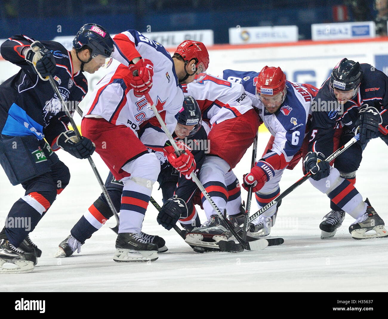 (161005)--ZAGREB, 5. Oktober 2016 (Xinhua) - Spieler konkurrieren in der Kontinental Hockey League (KHL) Übereinstimmung zwischen ZSKA Moskau und Medvescak Zagreb in Zagreb, Hauptstadt Kroatiens, 4. Oktober 2016. ZSKA Moskau gewann 5: 2. (Xinhua/Miso-Lisanin) Stockfoto
