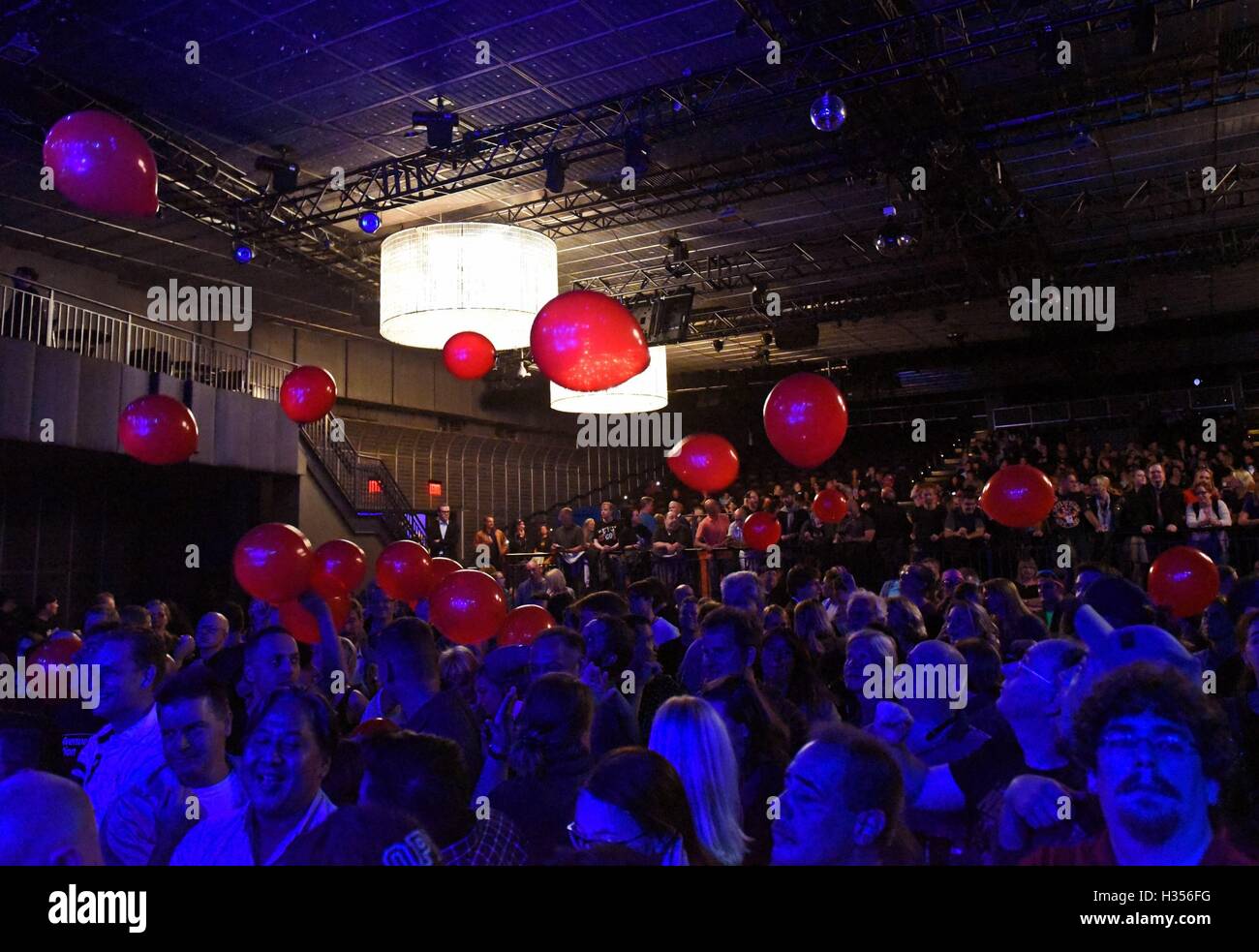 New York, NY, USA. 4. Oktober 2016. Rote Luftballons in die Teilnehmerliste für Nenas 99 Luftballoons über Amerika Tour 2016, Playstation Theatre, New York, NY 4. Oktober 2016. Bildnachweis: Derek Sturm/Everett Collection/Alamy Live-Nachrichten Stockfoto