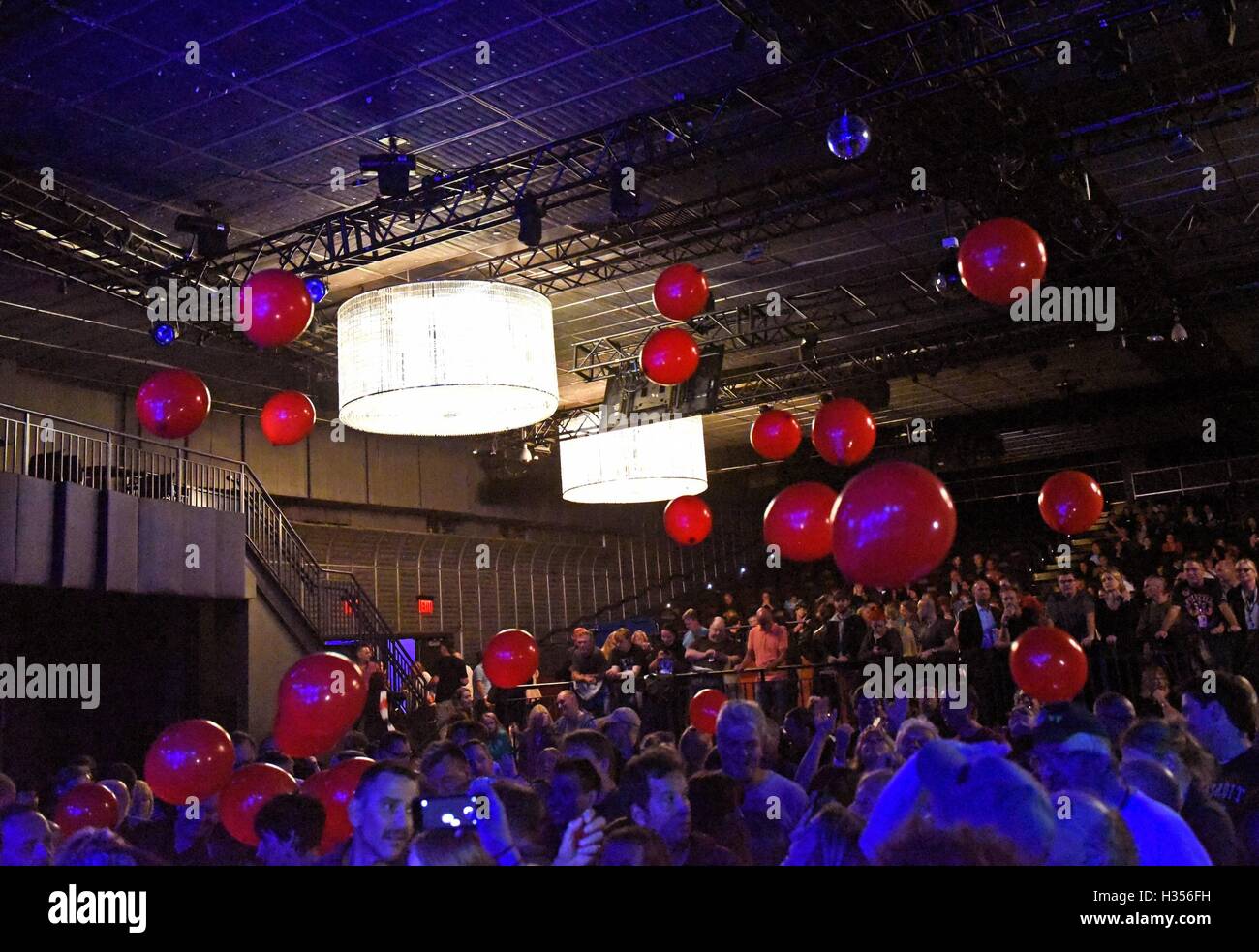 New York, NY, USA. 4. Oktober 2016. Rote Luftballons in die Teilnehmerliste für Nenas 99 Luftballoons über Amerika Tour 2016, Playstation Theatre, New York, NY 4. Oktober 2016. Bildnachweis: Derek Sturm/Everett Collection/Alamy Live-Nachrichten Stockfoto