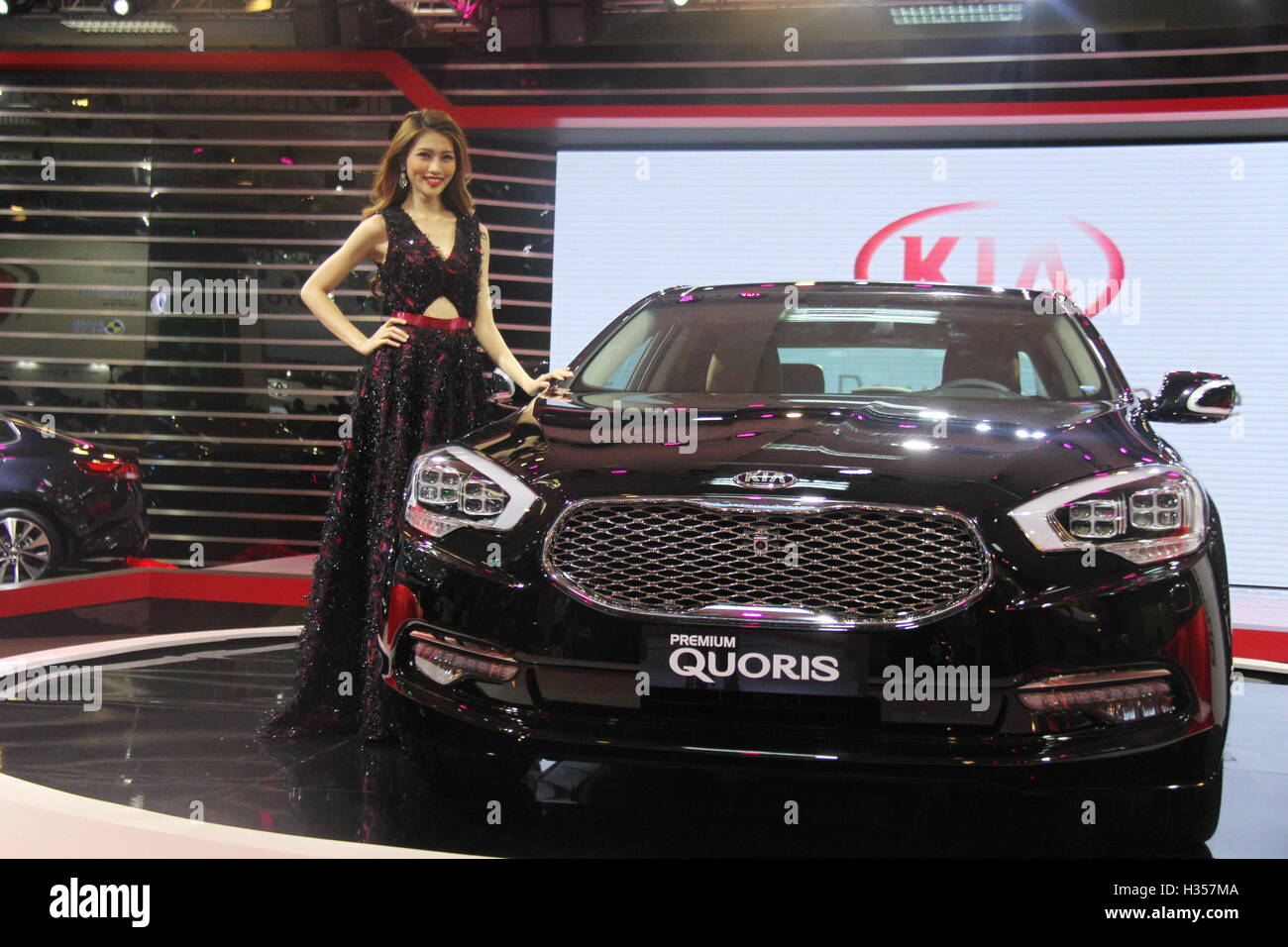 Hanoi. 5. Oktober 2016. Foto aufgenommen am 5. Oktober 2016 zeigt ein neues Auto von Kia während der Vietnam Motor Show 2016 in Hanoi, Vietnam. Die motor Show vom Okt. 5 bis 9. Okt. unter Beteiligung von verschiedenen Automobilherstellern wie Honda, Toyota und Chevrolet statt. © Le Yanna/Xinhua/Alamy Live-Nachrichten Stockfoto