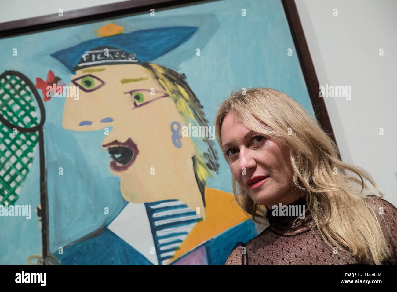 London, UK. 5. Oktober 2016. Pablo Picassos Enkelin Diana Widmaier-Picasso, stellt eine Picassos Gemälde von ihr Mutter "Maya in einem Matrosenanzug" (1938) bei der National Portrait Gallery-Ausstellung-Eröffnung der "Picasso Porträts", die sich auf Porträts von Menschen konzentriert er wusste. Bildnachweis: Guy Corbishley/Alamy Live-Nachrichten Stockfoto