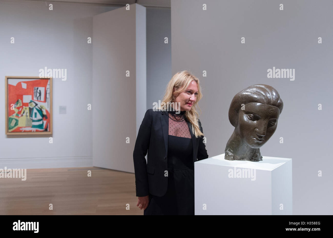 National Portrait Gallery, London, UK. 5. Oktober 2016. Diana Widmaier Picasso, Enkelin von Pablo Picasso, posiert mit Kopf einer Frau (Marie-Thérèse), Bronze, 1931. Privatsammlung. Porträts von Picasso Ausstellung öffnet Donnerstag, 6. Oktober 2016. Bildnachweis: Artsimages/Alamy Live-Nachrichten Stockfoto