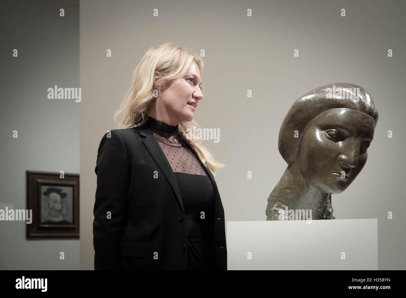 London, UK. 5. Oktober 2016. Pablo Picassos Enkelin Diana Widmaier-Picasso, stellt neben der Picasso-Skulptur der Großmutter "Kopf einer Frau, Maria-Theresia" (1931) bei der National Portrait Gallery Eröffnung der Ausstellung "Picasso Porträts". Bildnachweis: Guy Corbishley/Alamy Live-Nachrichten Stockfoto