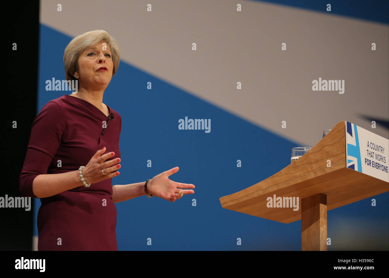 Birmingham, Vereinigtes Königreich. 5. Oktober 2016. Theresa kann Mp Premierminister Parteitag der konservativen 2016 der Icc-Birmingham, Birmingham, England 5. Oktober 2016 befasst sich mit der konservativen Partei Konferenz 2016 an der Icc-Birmingham, Birmingham, England-Credit: Allstar Bild Bibliothek/Alamy Live-Nachrichten Stockfoto