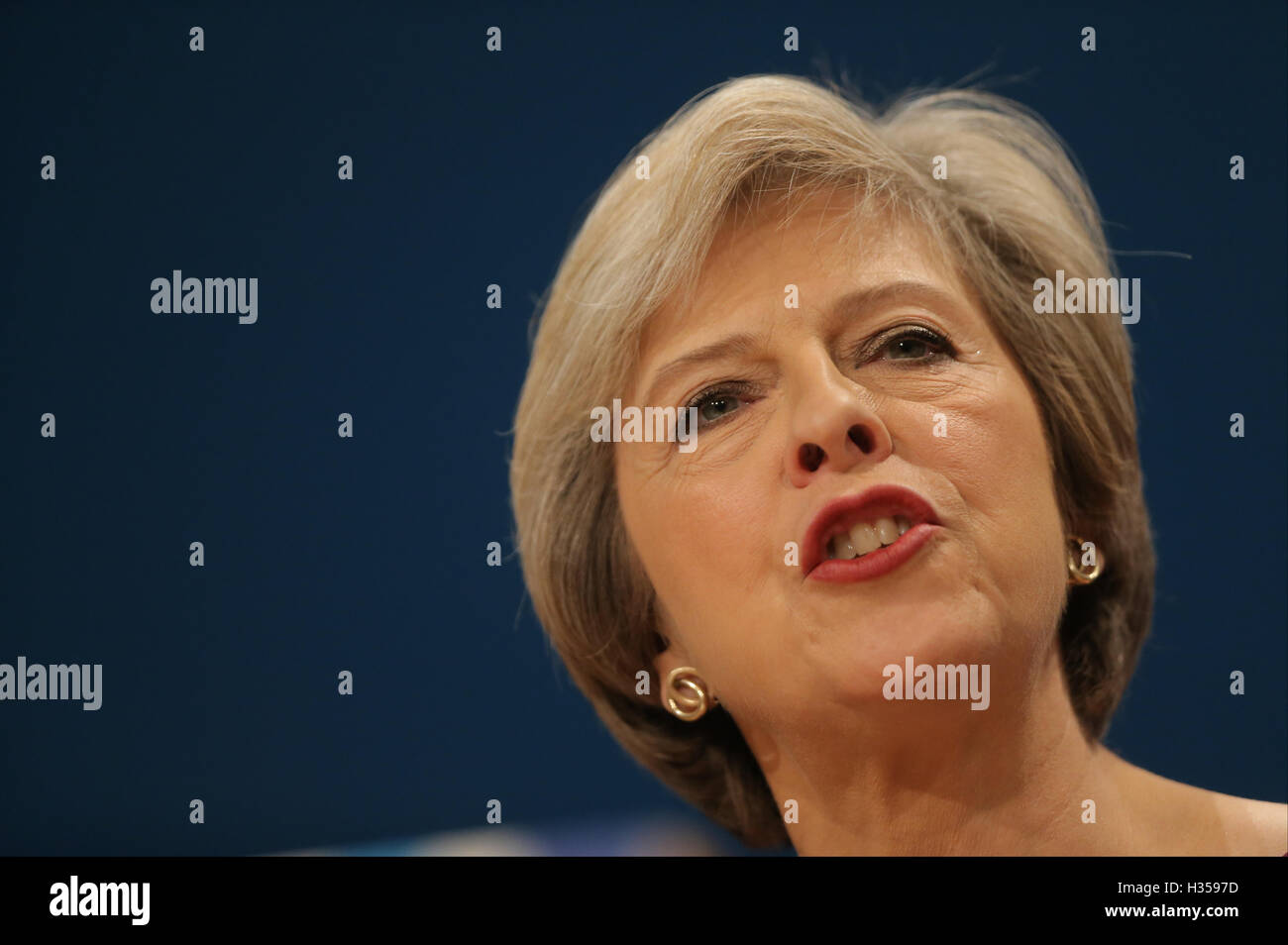Birmingham, Vereinigtes Königreich. 5. Oktober 2016. Theresa kann Mp Premierminister Parteitag der konservativen 2016 der Icc-Birmingham, Birmingham, England 5. Oktober 2016 befasst sich mit der konservativen Partei Konferenz 2016 an der Icc-Birmingham, Birmingham, England-Credit: Allstar Bild Bibliothek/Alamy Live-Nachrichten Stockfoto