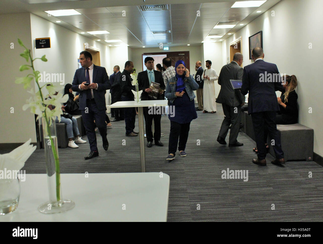Dubai World Trade Centre, Dubai Vereinigte Arabische Emirate. 5. Oktober 2016. Lokale und internationale Journalisten und Fotografen aus verschiedenen Medien und Organisation in der Lobby warten während der Konferenz. Bildnachweis: Robert Oswald Alfiler/Alamy Live-Nachrichten Stockfoto