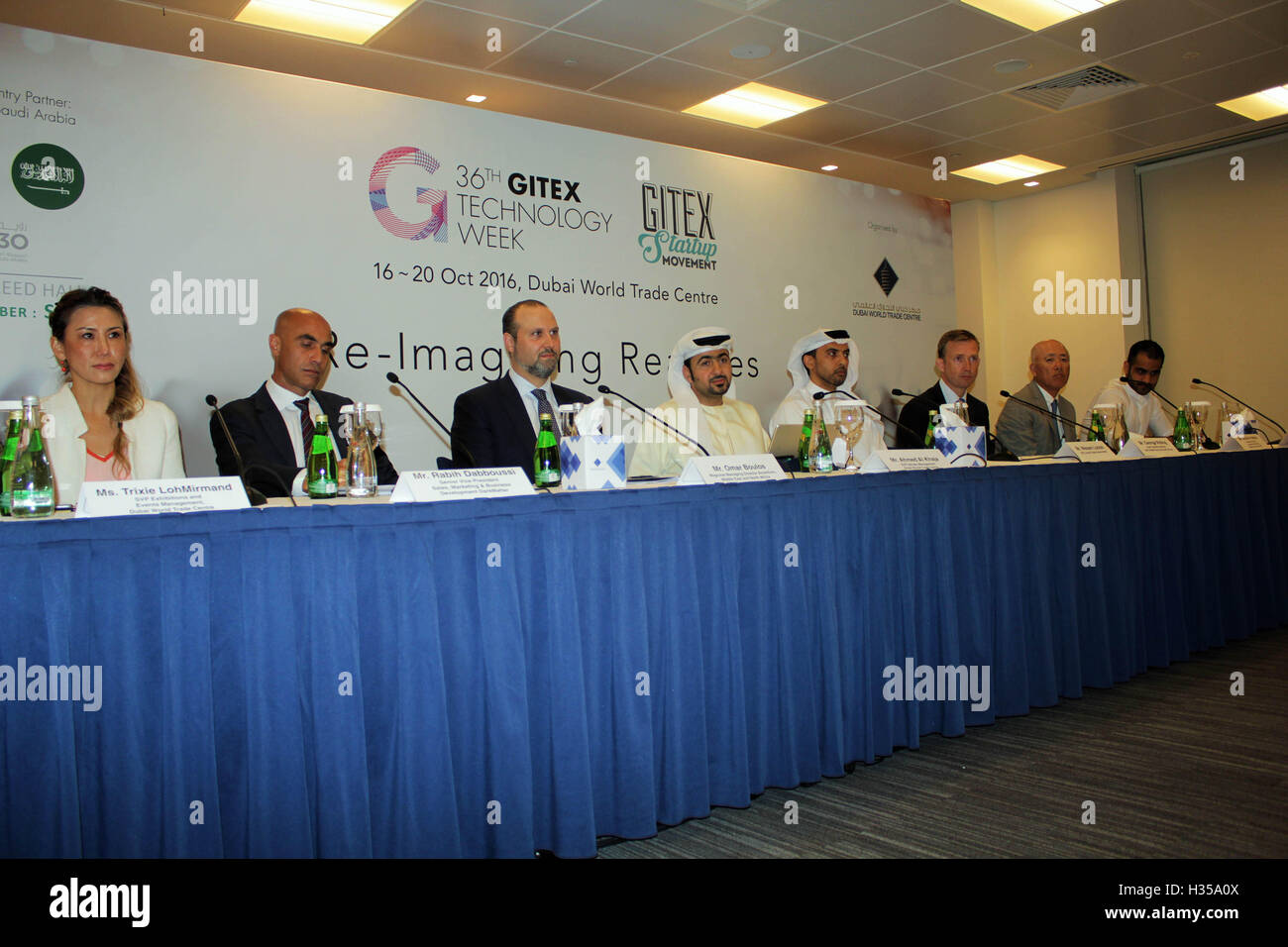 Dubai World Trade Centre, Dubai Vereinigte Arabische Emirate. 5. Oktober 2016. (Von L-R) SVP-Ausstellungen und Events Management Dubai World Trade Center Trixie LohMirmand, Senior Vice President Sales-Marketing und Business Development DarkMatter Rabih Dabboussi, regionaler Geschäftsführer Accenture Middle East und North Africa Omar Boulos, Dubai World Trade Center SVP Veranstaltungsorte Management Ahmed Al Khaja, Chief Executive Officer der Dubai Smart Government Wesam Lootah, Kredit: Robert Oswald Alfiler/Alamy Live-Nachrichten Stockfoto