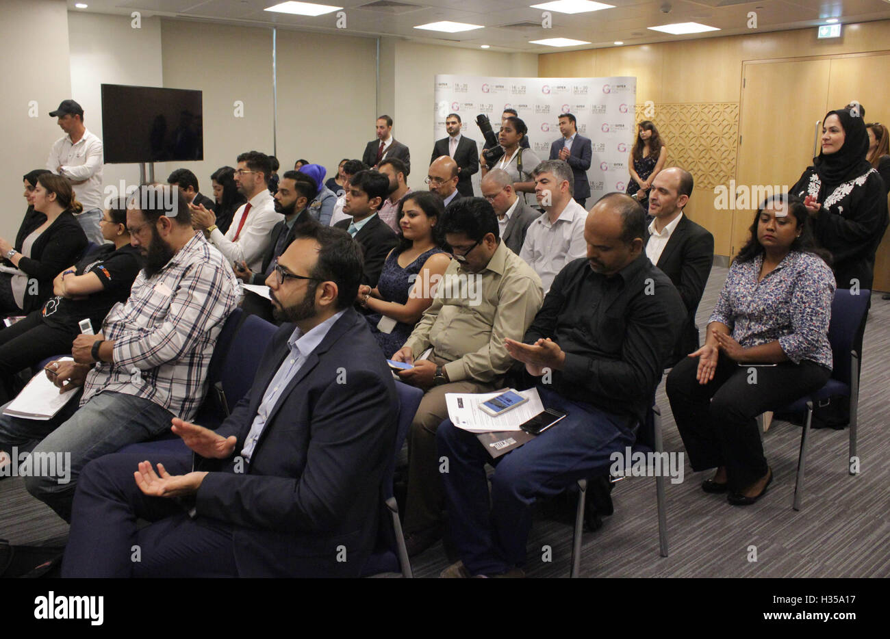 Dubai World Trade Centre, Dubai Vereinigte Arabische Emirate. 5. Oktober 2016. GITEX vertikale Tage Programm – Technologie für Unternehmen weltweit, 22,5 Prozent der Wirtschaft ist jetzt Digital mit Branchen in den aufstrebenden Märkte schnell Einsatz digitale Technologien. In den Bereichen Banking &amp; Finance Konten Digital für 57 Prozent der Ausgabe. GITEX vertikale Tage Konferenzprogramm verfügen 230 außergewöhnliche Lautsprecher 65 sitzungsübergreifend in Marketing und Healthcare Montag, Finanzen und intelligente Städte Dienstag, Einzelhandel und Bildung Mittwoch und Energie Donnerstag. © Robert Oswald Alfiler/Alamy Live neu Stockfoto