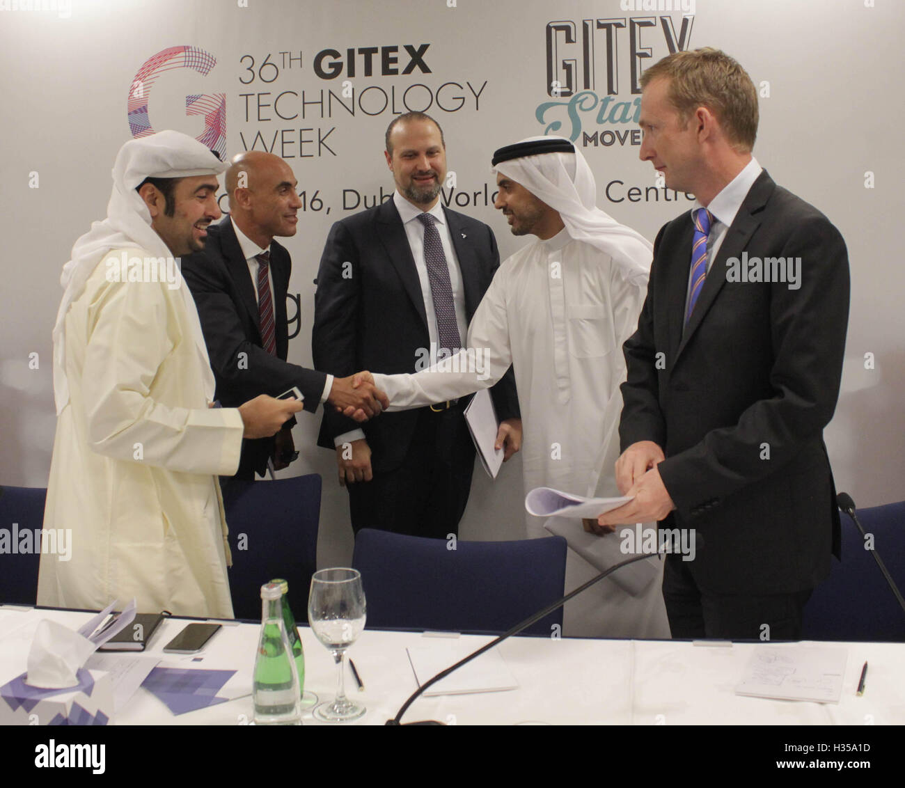 Dubai World Trade Centre, Dubai Vereinigte Arabische Emirate. 5. Oktober 2016. GITEX ist der größte Technologie-Austausch und Marktplatz für Nahost & Afrika. Jährlich im Oktober im Dubai World Trade Centre statt, die fünftägigen Messe umfasst eine Ausstellung von über 110.000 qm, einer Technologiekonferenz Führer, der GITEX-Start-up-Bewegung und viele andere Features anzeigen. GITEX zieht mehr als 150.000 Technologieexperten, Unternehmen Führungskräfte, öffentliche Beamte und Unternehmer aus über 140 Ländern. Bildnachweis: Robert Oswald Alfiler/Alamy Live-Nachrichten Stockfoto