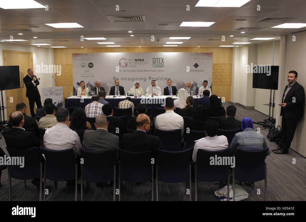 Dubai World Trade Centre, Dubai Vereinigte Arabische Emirate. 5. Oktober 2016. Vierzehn Regierung führte Start Delegationen besuchen die GITEX Global Startup Bewegung, darunter die Niederlande, Polen, Russland und USA. Ägypten, Ungarn, Japan, Marokko und Oman bringt Start Delegationen der GCC zum ersten Mal.  In der dramatischen GITEX "Strut-Up"-Pitch-Wettbewerb, Start-ups werden Kopf-an-Kopf-Rennen zu Hause 160.000 USD Preisgeld über Kategorien Credit: Robert Oswald Alfiler/Alamy Live News Stockfoto