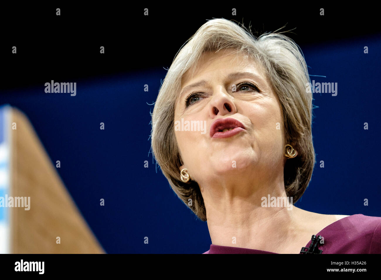 Parteitag der konservativen Tag 4, Finaltag am 10.05.2016 in Birmingham ICC, Birmingham. Personen im Bild: Theresa May, Premierminister des Vereinigten Königreichs, befasst sich Konferenz. Bild von Julie Edwards. Stockfoto