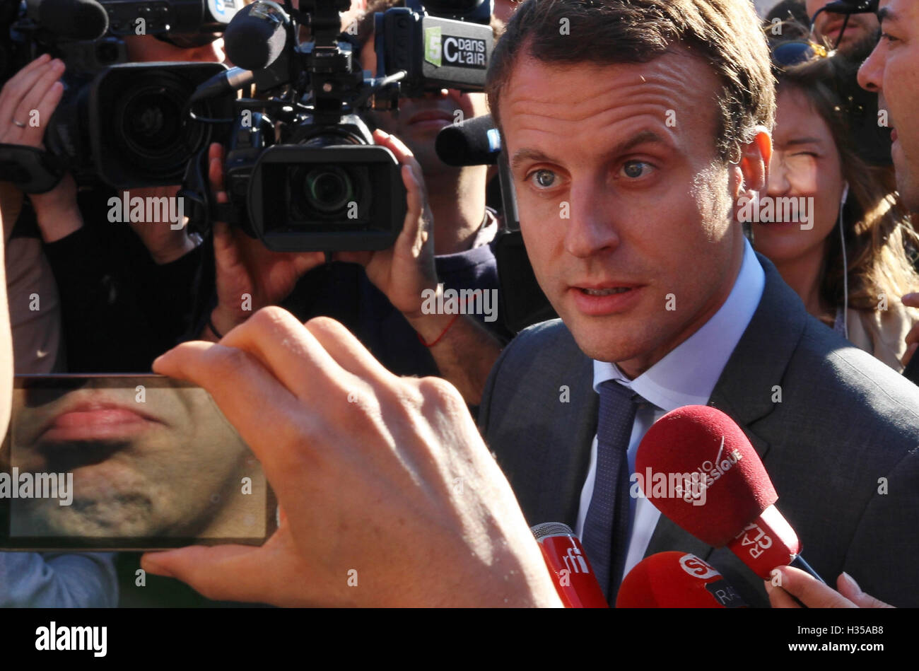 Straßburg, Frankreich. 4. Oktober 2016. Emmanuel Macron spricht mit einem Passanten in den Straßen von Straßburg. Bildnachweis: Paul-Marie Guyon/Alamy Live-Nachrichten Stockfoto