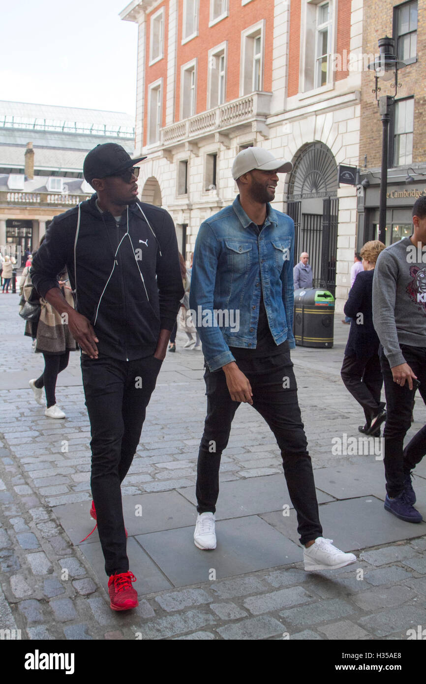 London, UK. 5. Oktober 2016. Olympische Goldmedaille und jamaikanische Sprinter Usain Bolt (links) ist fleckig, Wandern in central London Credit: Amer Ghazzal/Alamy Live-Nachrichten Stockfoto