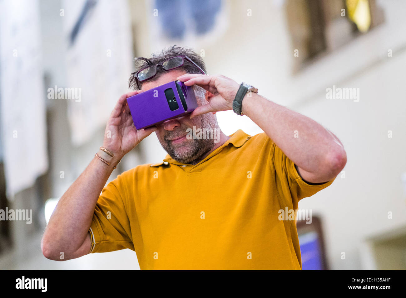 Aberystwyth, Wales, UK. 5. Oktober 2016.  Besucher an der Aberystwyth University unter einer Virtual Reality Tour von der Oberfläche des Planeten Mars, im Rahmen der jährlichen World Space Week (Oktober 4-10 2016) durch eine Erklärung der Vereinten Nationen im Jahr 1999 eingerichtet, World Space Week zu den größten öffentlichen Raum Ereignis auf der Erde geworden. Mehr als 1.800 Veranstaltungen in 73 Ländern feiern die Vorteile von Raum und Aufregung über Space Exploration Photo Credit: Keith Morris / Alamy Live News Stockfoto