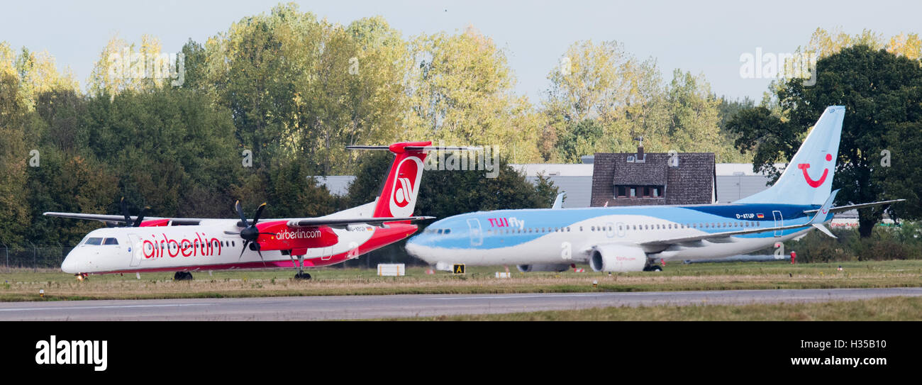 Eine Air-Berlin-Bombardier und eine Tuifly Boeing 737-800 gesehen auf dem Rollfeld des Flughafens in Hannover, Deutschland, 5. Oktober 2016.  Flüge Fluggesellschaft Etihad und Tourismus Unternehmen Tui angekündigt, dass sie planen, ein neues Wagnis bieten Urlaub Teile von Air Berlin und Tuifly verschmelzen. Foto: JULIAN STRATENSCHULTE/dpa Stockfoto