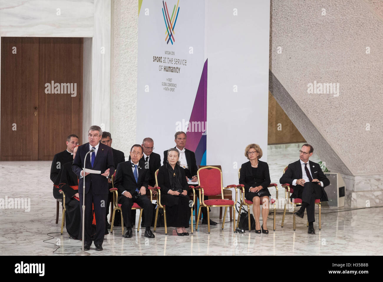 Vatikan. 5. Oktober 2016. International Olympic Committee Präsident Thomas Bach spricht anlässlich der internationalen Konferenz "Sport in den Dienst der Menschheit", der ersten Weltkonferenz für Glauben und Sport gefördert vom Vatikan Päpstlichen Rat für die Kultur, in der Paul VI-Halle in der Vatikanstadt, Vatikan am 5. Oktober 2016. Bildnachweis: Giuseppe Ciccia/Alamy Live-Nachrichten Stockfoto