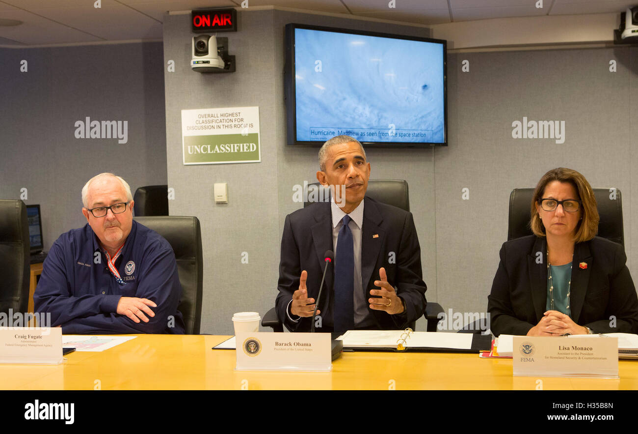 Washington DC, USA. 5. Oktober 2016. US-Präsident Barack Obama macht eine Aussage nach Erhalt ein Briefing auf Hurrikan Matthew an die Federal Emergency Management Agency (FEMA) in Washington, D.C., 5. Oktober 2016. Sitzen ist FEMA-Administrator Stockfoto