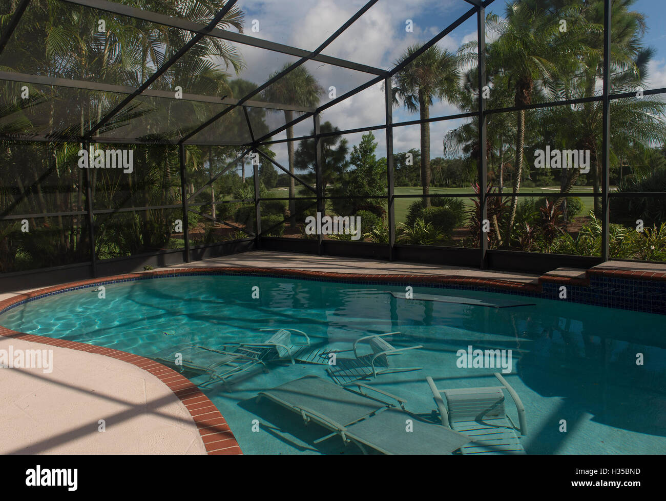 DELRAY BEACH, FL - Oktober 05: Trotz strahlend blauem Himmel, haben Bewohner Vorbereitungen begonnen, durch das Werfen Möbel im Pool vor ein Potenzial direkt aus Kategorie 4 Hurrikan Matthew in Florida getroffen. Bildnachweis: Andrew Patron/große Schüsse Foto/MediaPunch Stockfoto