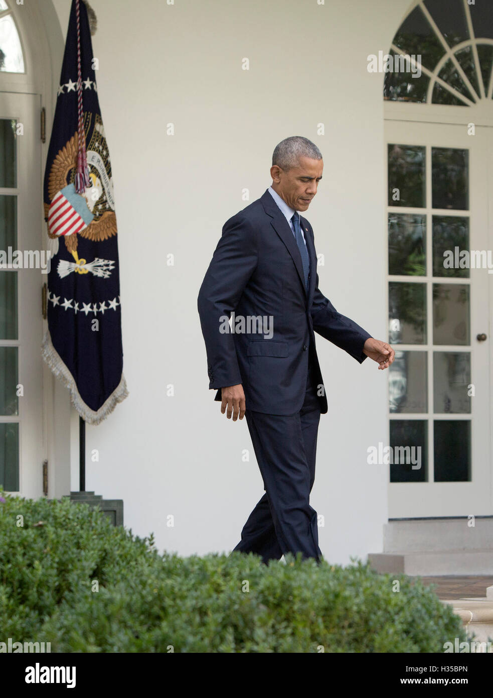 US-Präsident Barack Obama geht auf das Rednerpult, um eine Aussage über die Ratifizierung der Pariser Abkommen geregelt Gewächshaus Gasen Emissionen Minderung, Anpassung und Finanzen ab dem Jahr 2020 innerhalb der Vereinten Nationen-Fra Stockfoto