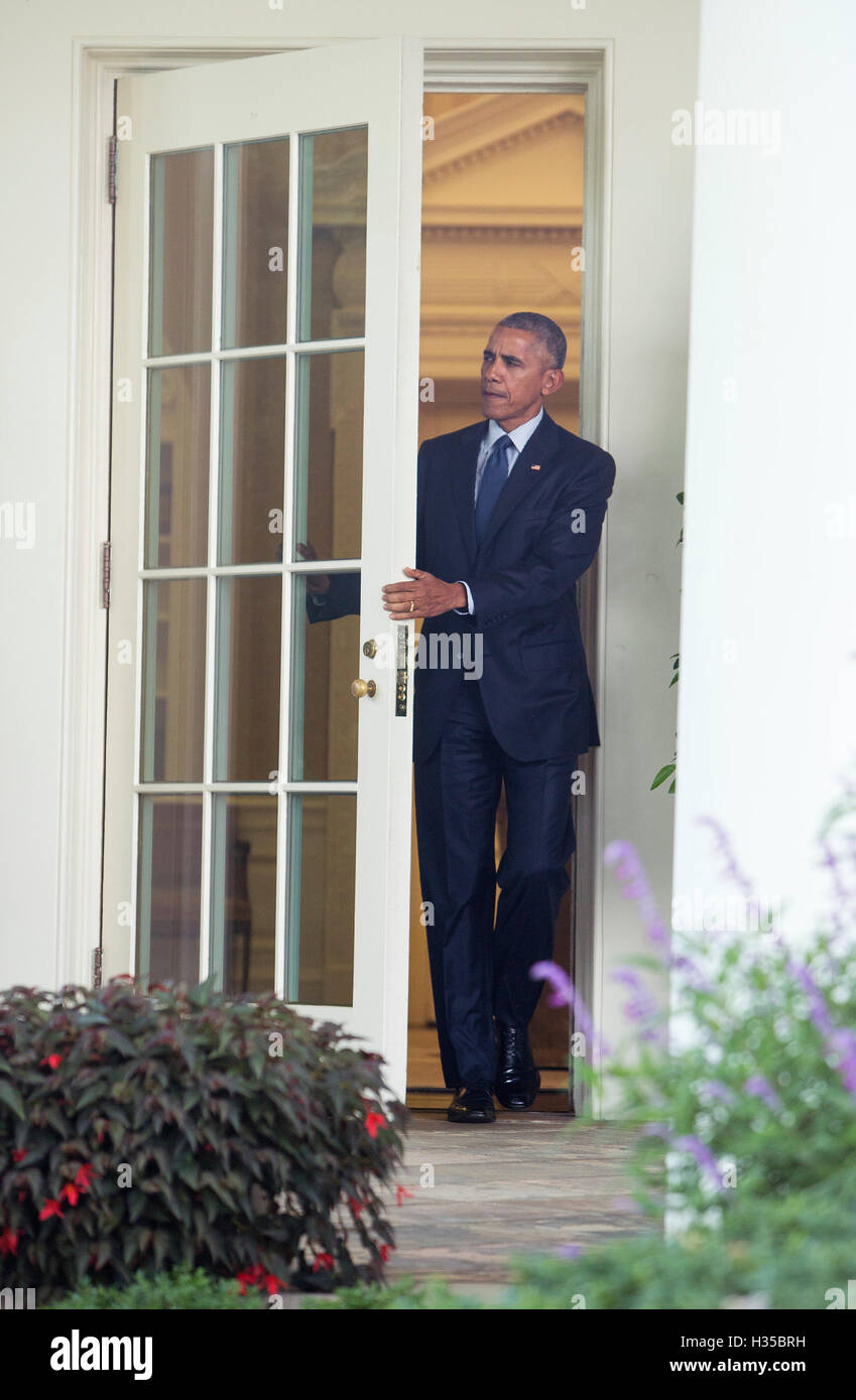 US-Präsident Barack Obama geht auf das Rednerpult, um eine Aussage über die Ratifizierung der Pariser Abkommen geregelt Gewächshaus Gasen Emissionen Minderung, Anpassung und Finanzen ab dem Jahr 2020 innerhalb der Vereinten Nationen-Fra Stockfoto