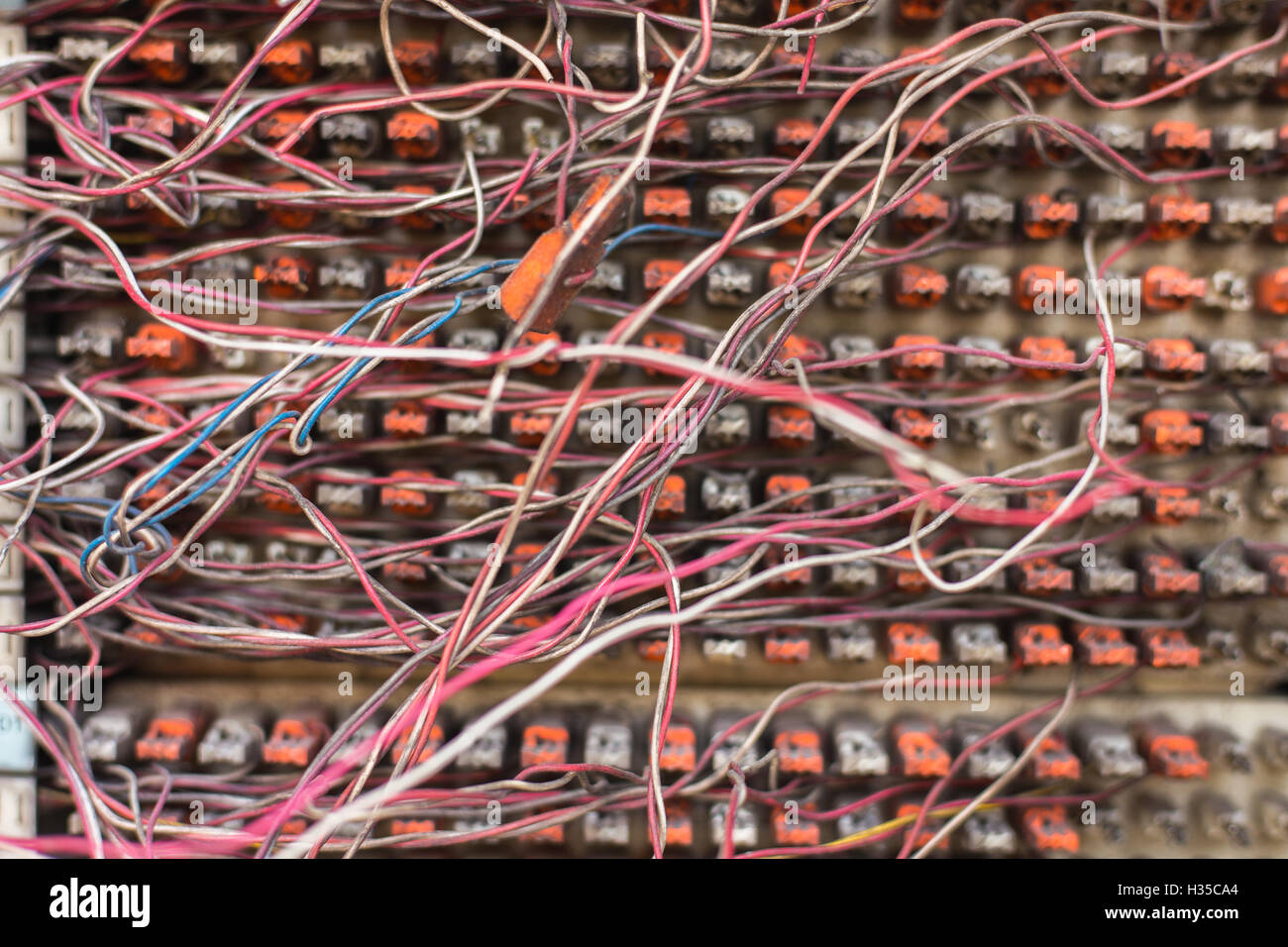 Telefonzentrale-Panel mit unordentlichen Kabel-Verbindungen, die TK-Anlage. Stockfoto