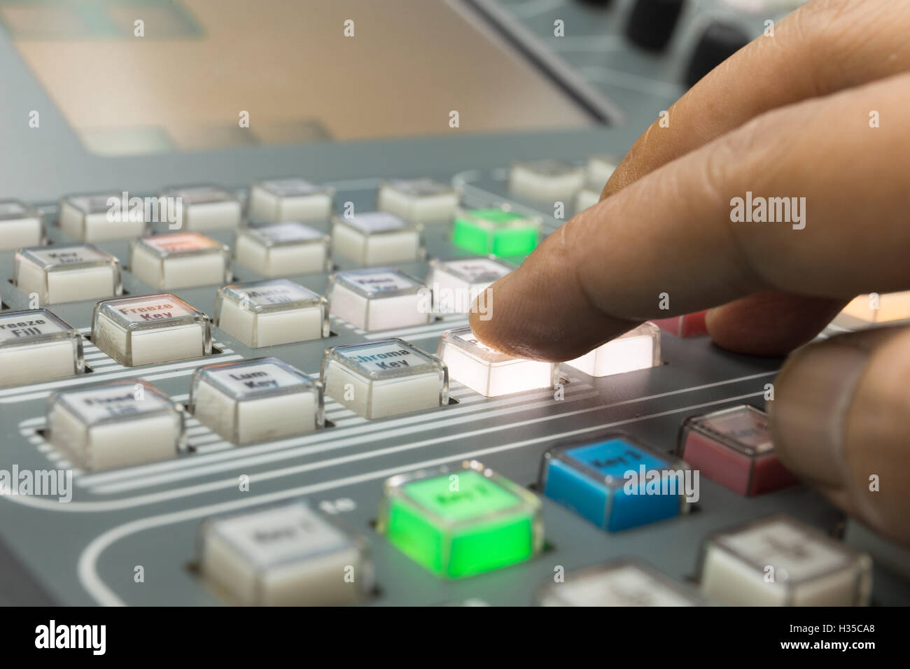 Händen der Kameramann den Bildmischer gearbeitet wechseln das TV-Panel zur Galerie Stockfoto