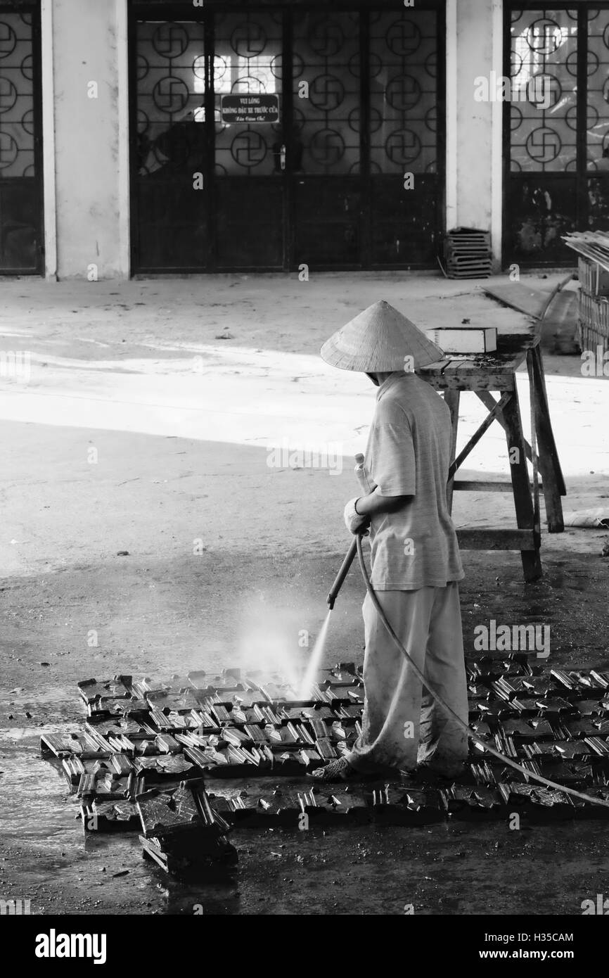 Arbeiter, die Reinigung des Tempels Dachziegel in Dalat - Vietnam Stockfoto