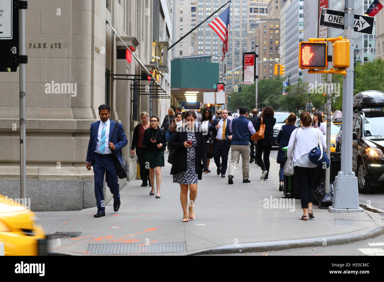 Menschen, Büroangestellte, und die Touristen auf der Park Avenue in Manhattan, New York, NY. Stockfoto
