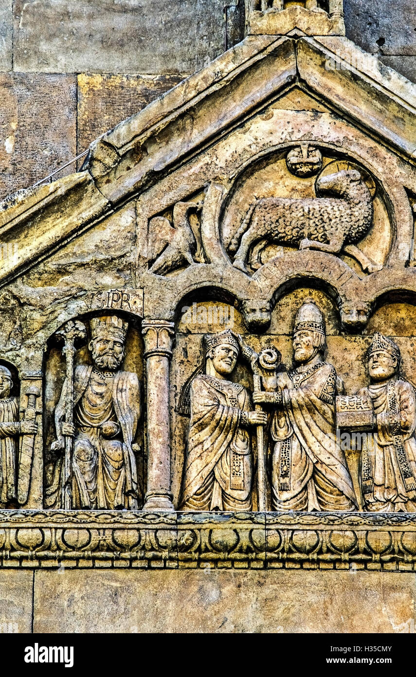 Emilia Romagna Fidenza Kuppel von Sankt Donnino Portal Links, Charlemagne - Papst Adrian II in der Aktion, Mithras, der Oberpriester zu verhängen Stockfoto