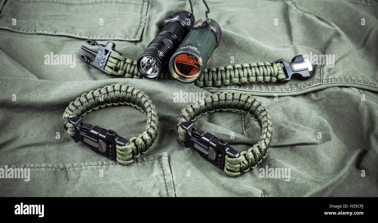 Militärische Paracord Armband, taktische Taschenlampe und Fernglas  Stockfotografie - Alamy