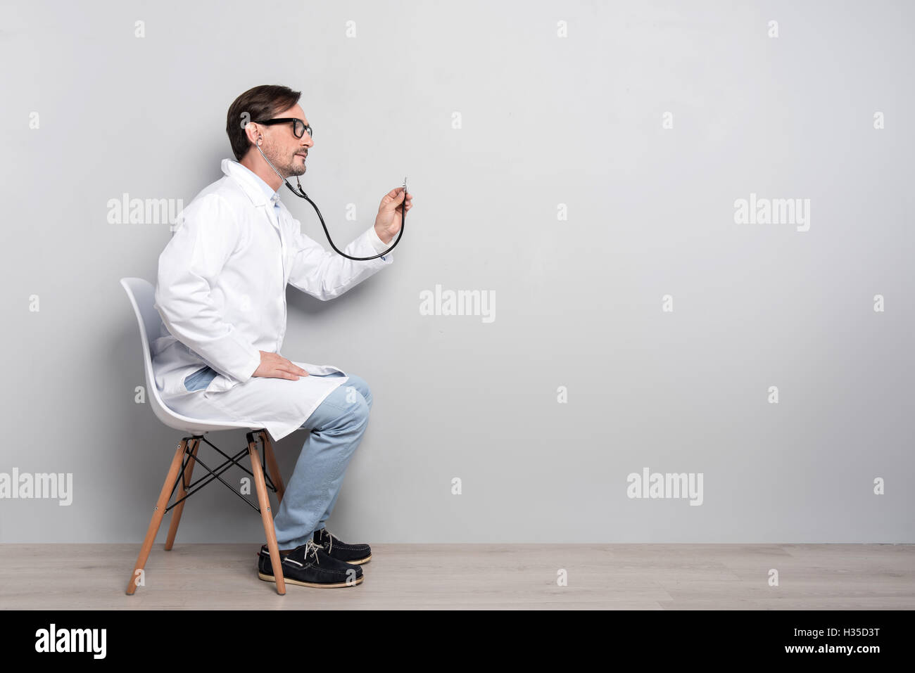 Hübscher Arzt Diagnose des Patienten Stockfoto