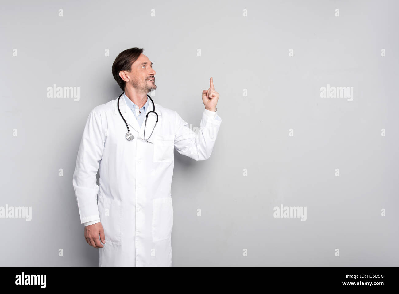 Inspiriert zeigte mit dem Finger Arzt Stockfoto