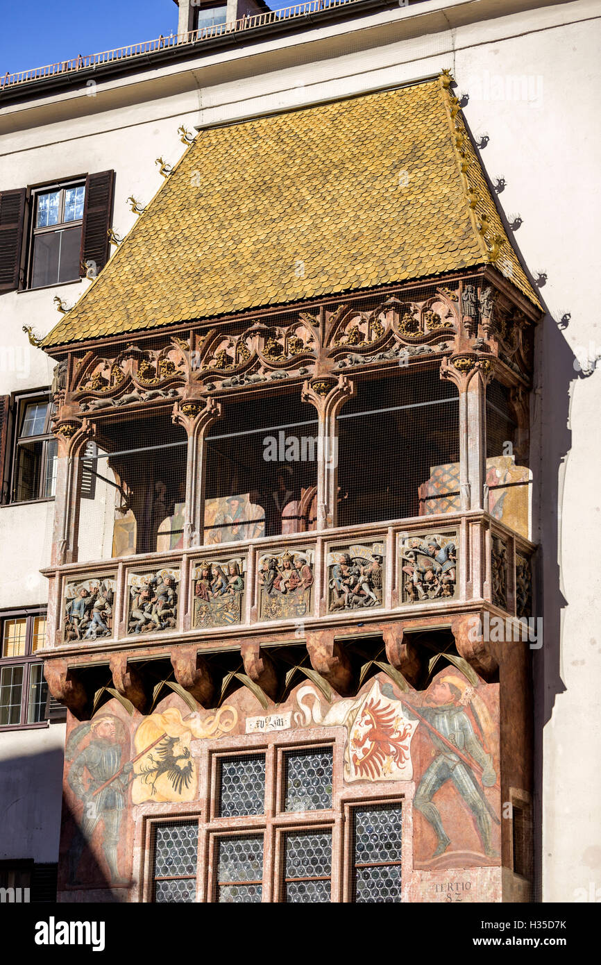 INNSBRUCK, Österreich – 1. November 2015: Das Goldene Dachl, abgeschlossen im Jahr 1500, verziert mit 2.738 feuervergoldeten Kupfer Fliesen für E Stockfoto