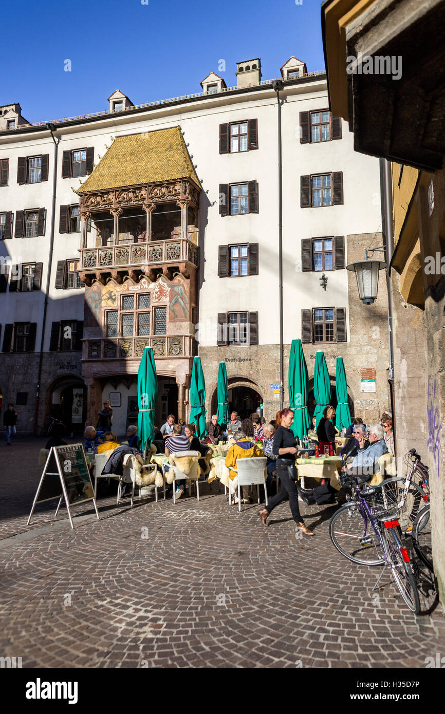 INNSBRUCK, Österreich – 1. November 2015: Das Goldene Dachl, abgeschlossen im Jahr 1500, verziert mit 2.738 feuervergoldeten Kupfer Fliesen für E Stockfoto