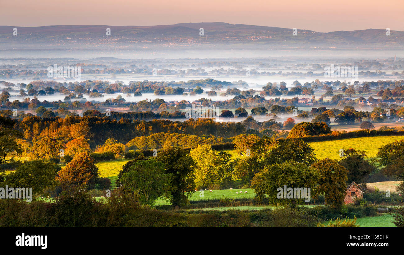 Herbstnebel auf die Cheshire Ebene erstreckt sich über die Landschaft der walisischen Hügeln, Cheshire, England, UK Stockfoto
