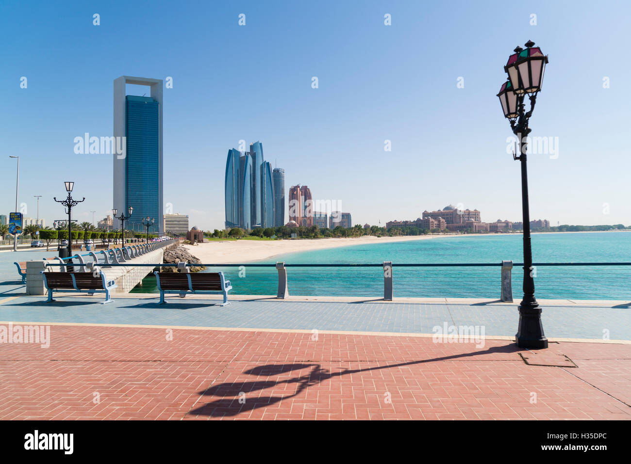 Blick von der Mole in Richtung Abu Dhabi Oil Company HQ und Etihad Towers, Abu Dhabi, Vereinigte Arabische Emirate, Naher Osten Stockfoto