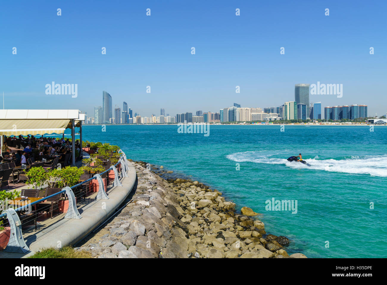 Blick von der Mole auf die Skyline der Stadt über den Golf, Abu Dhabi, Vereinigte Arabische Emirate, Naher Osten Stockfoto